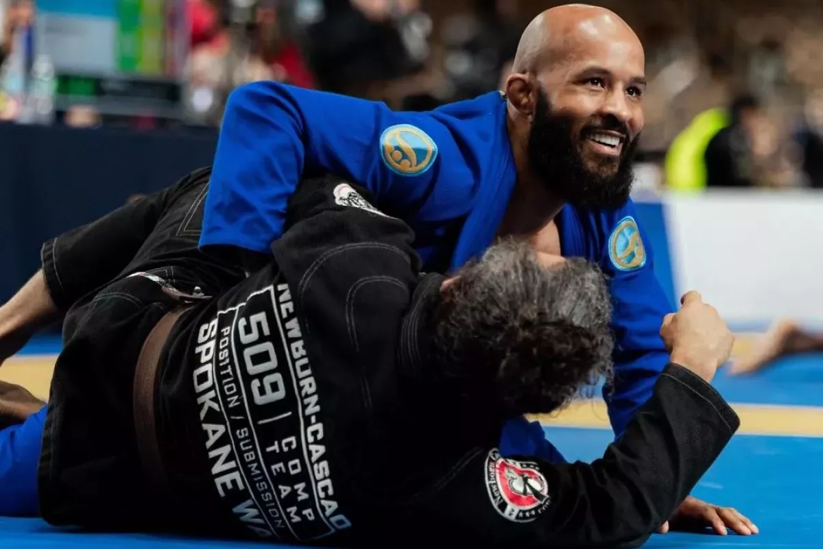 David opět zdolal Goliáše. Legenda UFC přemohla metrákového obra