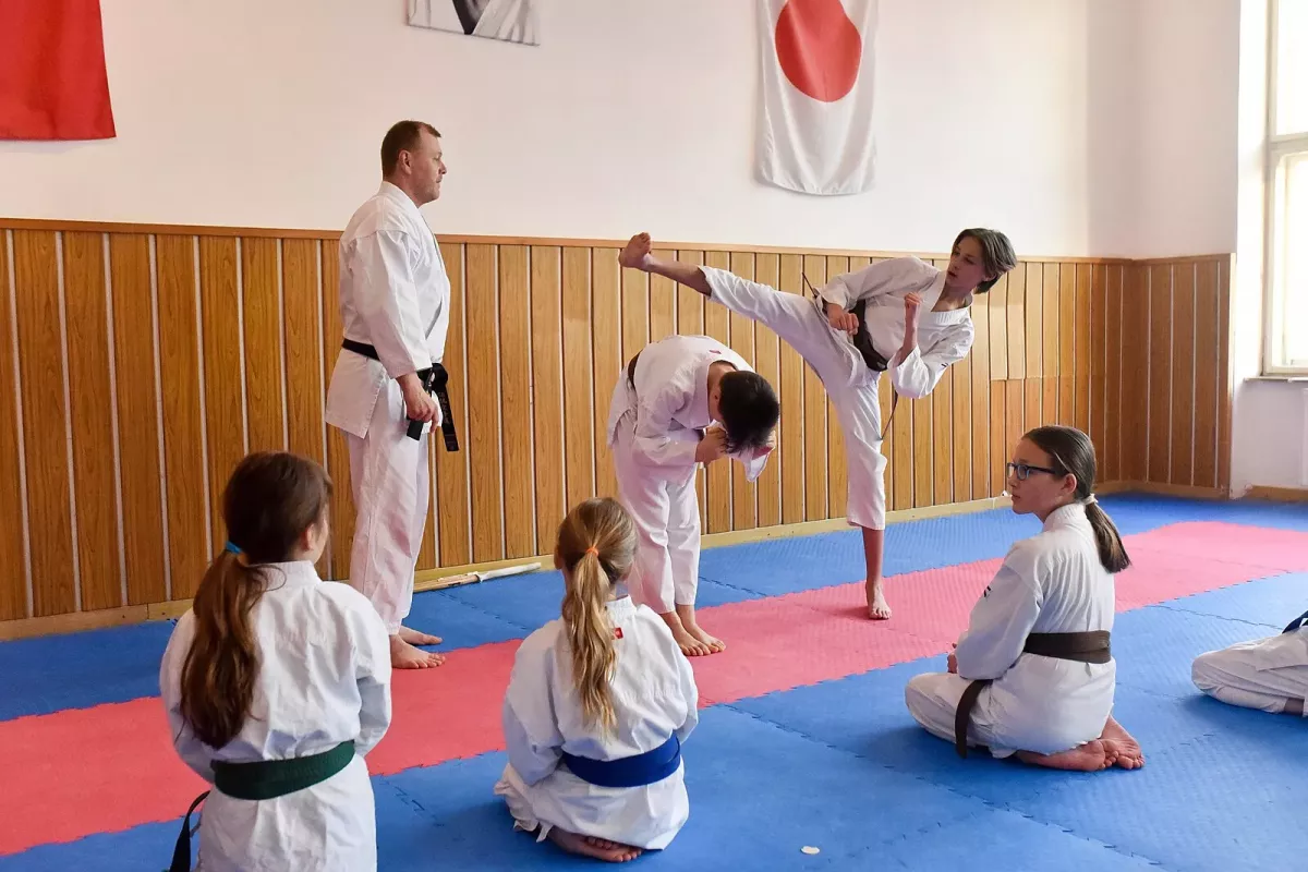 Malé karatisty převezli kolegové z Valašska těsně před bombardováním