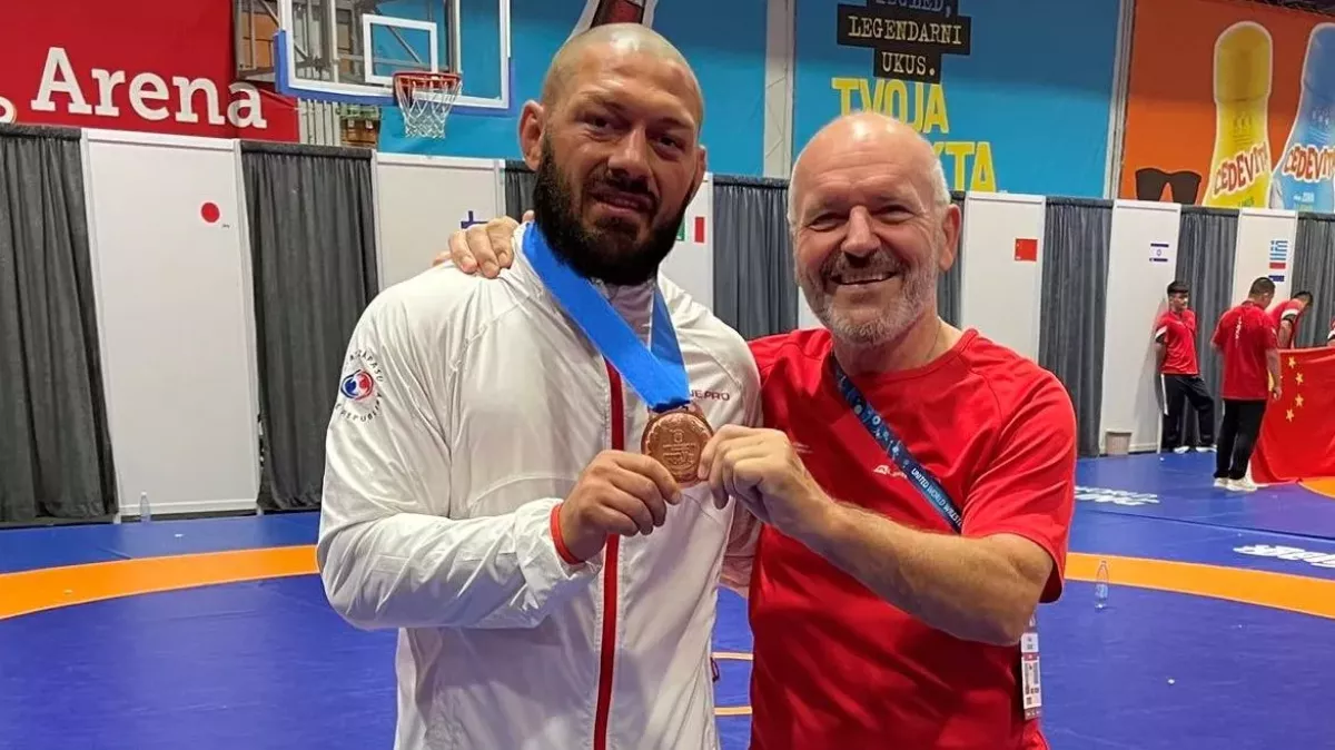 Srdce bušilo, ve tmě koukal do stropu a usmíval se. Tohle bych přál každému, zářil Omarov