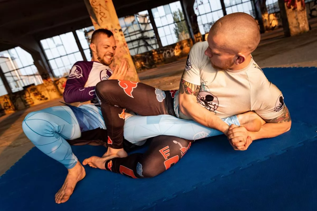 Stačí vteřina! Byla nebezpečná páka na koleno nasazena moc rychle?