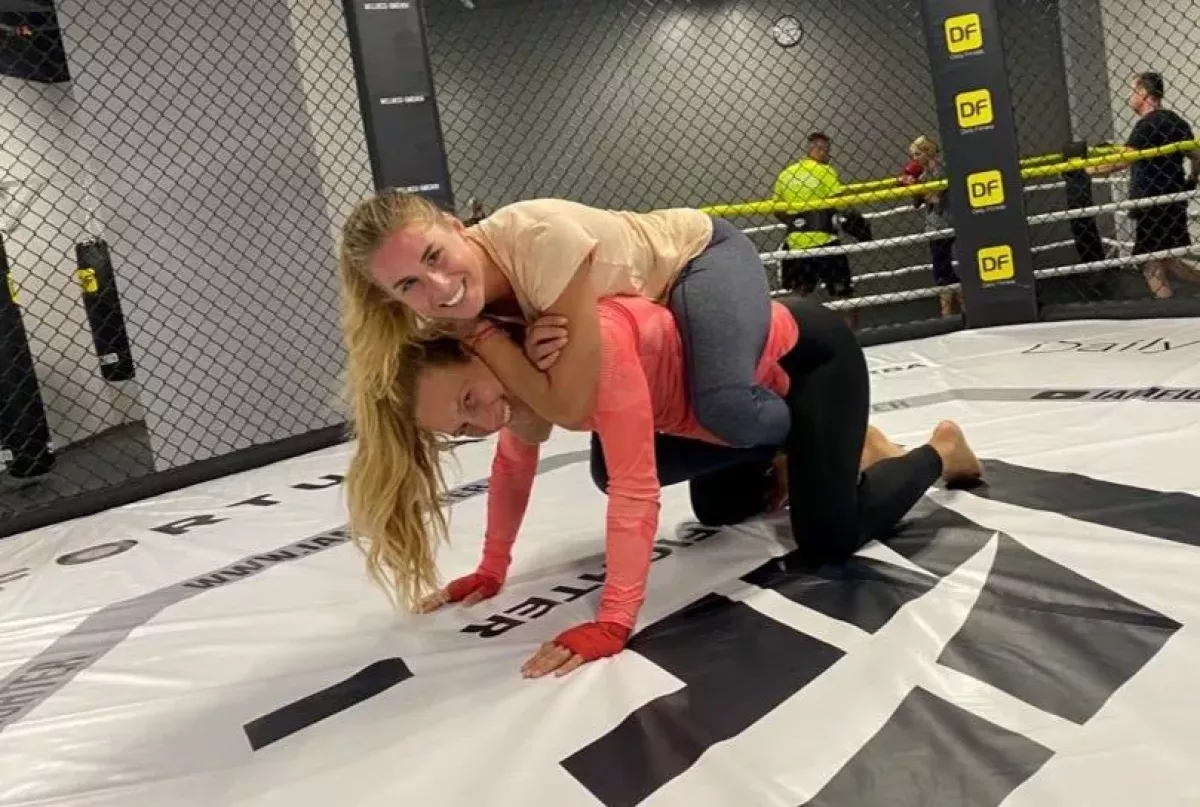 Superhrdinka Ledecká vybojovala na OH zlato. Dříč a talent i v bojových sportech. Jak kope?