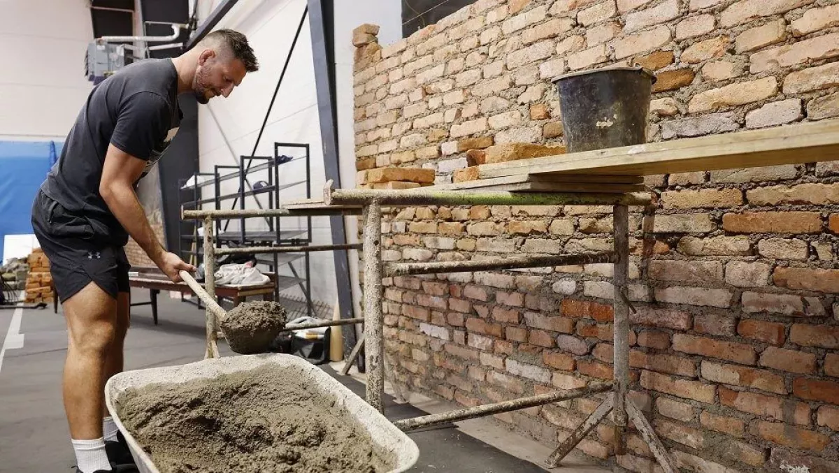 To je Krpálek? Dvojnásobný olympijský vítěz zaskočil dělníky, zazdil i medaili