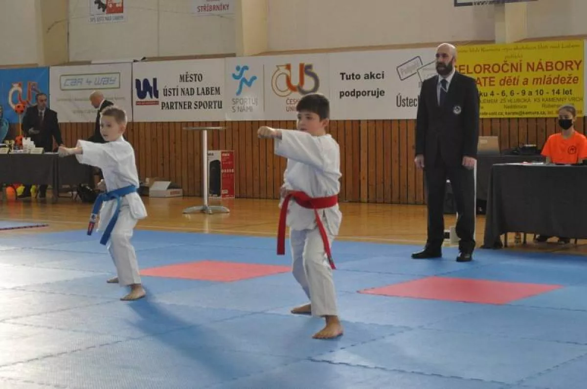 Ve Vánočním poháru nadějí změřila síly stovka karatistů