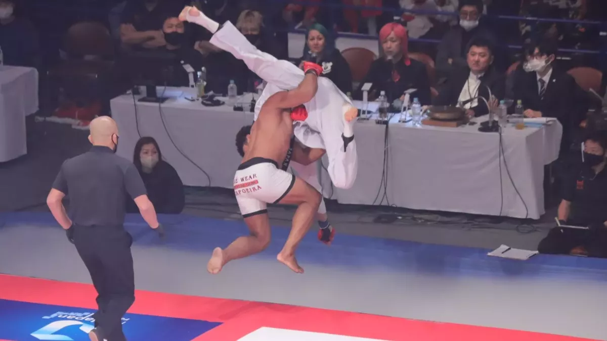 Video: Souboj taekwondisty s capoeiristou skončil brutálním hodem o zem