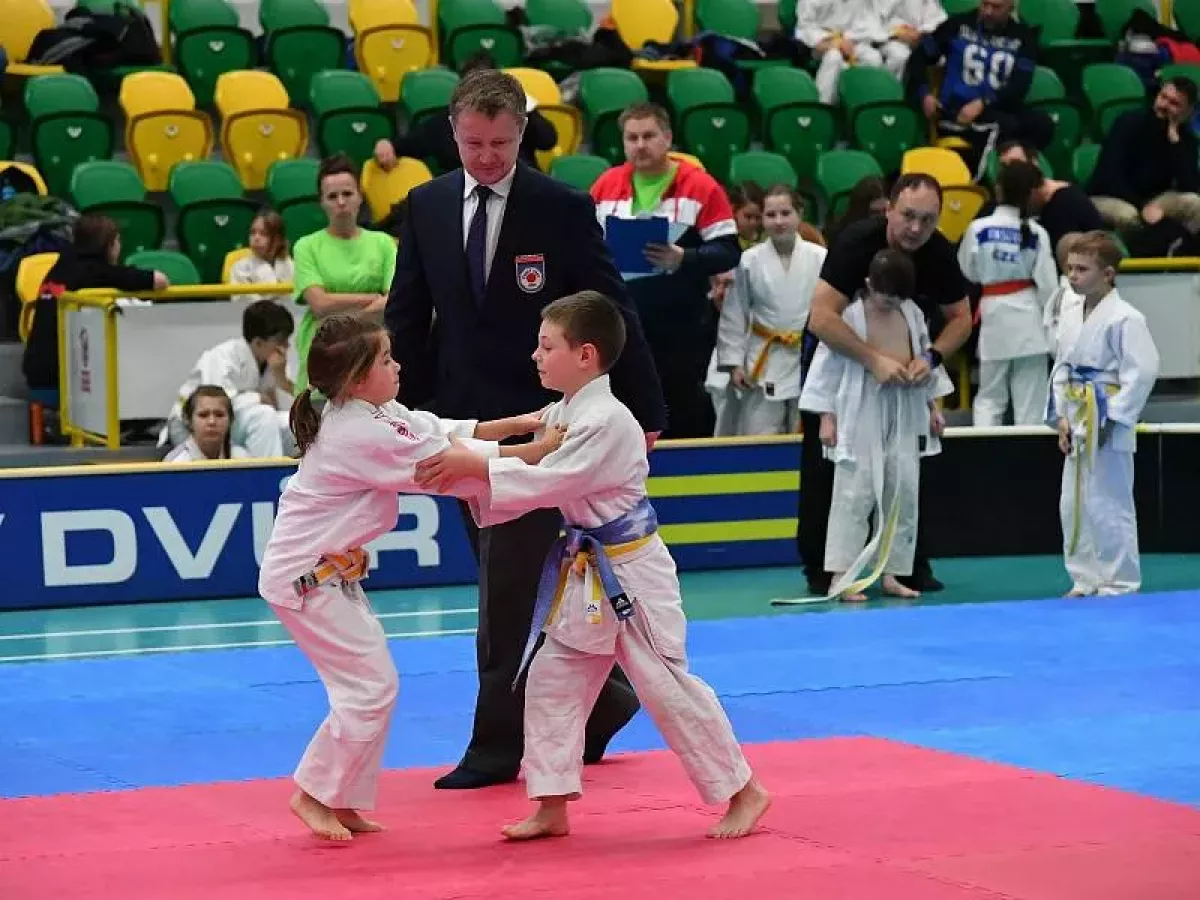 V králodvorské městské sportovní hale se prala více jak stovka mladých judistů