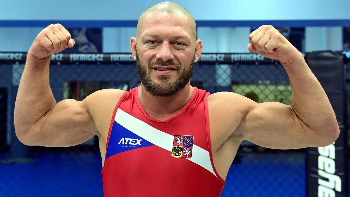 Zápasník Omarov prohrál na ME první duel, ale postoupil do oprav