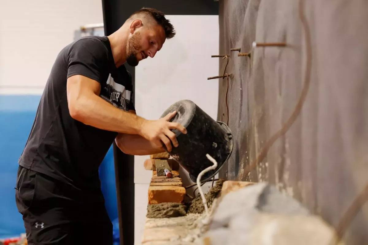 Zedník Krpálek. Dvojnásobný zlatý olympionik ukryl medaili do zdi